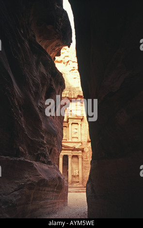 PETRA, Giordania. Il palazzo noto come tesoreria alla fine del Siq nell'antica città Nabatean. Foto Stock