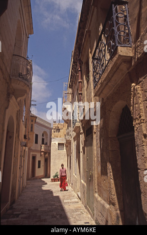 MALTA strada stretta in Victoria a Gozo Foto Stock