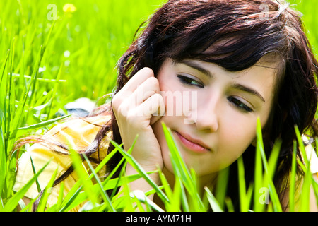 Malinconici donna ritratto sull'erba Foto Stock