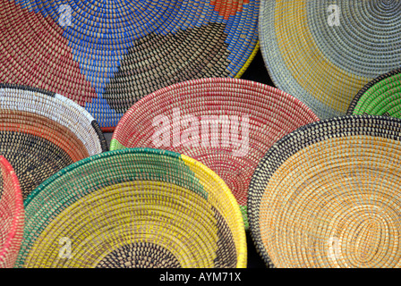 Tessuto di ceste africane in vari colori in un mercato di Dakar in Senegal Foto Stock