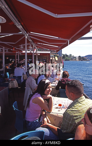 ISTANBUL, Turchia. Domenica mattina in un popolare cafe sul Bosforo in Ortakoy, con gli amici e i familiari di socializzare. 2006. Foto Stock