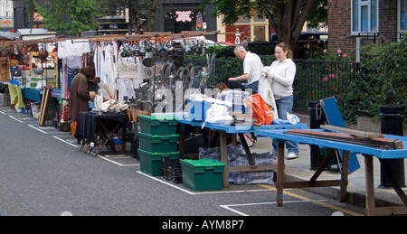 Impostazione di bancarelle sul mercatino di Portobello e Notting Hill, London, Regno Unito Foto Stock