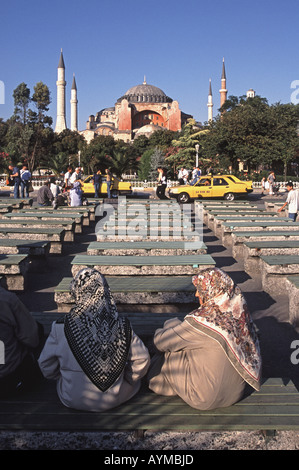 ISTANBUL, Turchia. Tradizionalmente vestito le donne turche seduto di fronte a Aya Sofia nel quartiere di Sultanahmet. 2005. Foto Stock