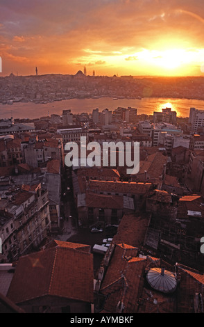 ISTANBUL, Turchia. Autunno vista tramonto attraverso Beyoglu al Golden Horn come visto dalla Torre Galata. 2005. Foto Stock