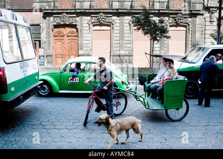 Metodi di trasporto in Città del Messico compresi green VW rickshaw taxi e bus Foto Stock