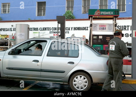 Macchina per il riempimento con assistente in un Pemex la stazione di benzina in Città del Messico Foto Stock