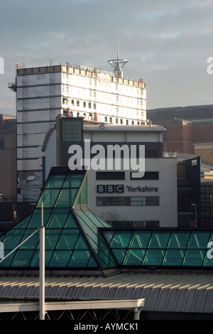 BBC studios con la stazione degli autobus centrale tetto in primo piano Foto Stock