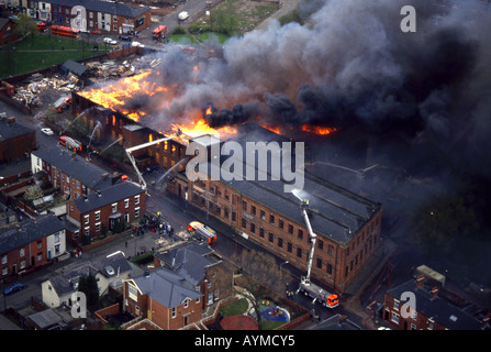 Vista aerea di un grande incendio del Mulino circondato da case, Greater Manchester, Inghilterra, Regno Unito Foto Stock