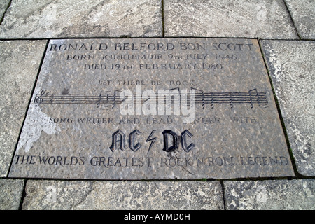 Let There Be Rock.Ronald Belford Bon Scott cantante della rock band AC/DC incisi in lastra di pietra nel centro della città di Kirriemuir Regno Unito Foto Stock