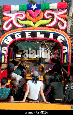 La gente di fotografare sul fiore Trajineras barche nei canali di Xochimilco Città Del Messico Foto Stock