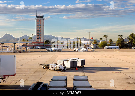 Aeroporto Internazionale di Tucson in Arizona USA con la torre di controllo e di veicoli in attesa Foto Stock