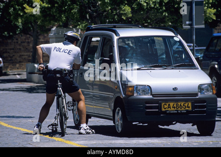 Equitazione ciclo ufficiale di polizia nella città di Simons Nr Cape Town western cape South Africa RSA Foto Stock