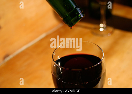 L'ultima goccia di vino rosso che viene versato Foto Stock