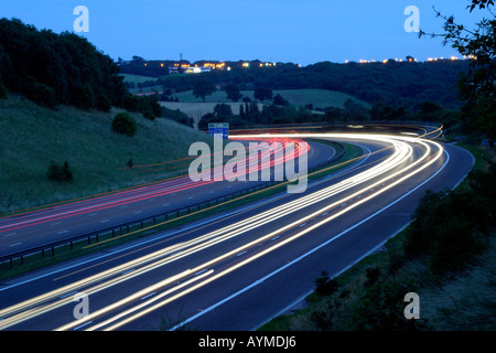 Autostrada M1 Yorkshire vista dal ponte verso Wooley Edge Services traffico leggero volume sentieri di luce dai veicoli Foto Stock