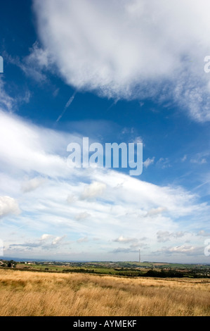 Vista da Denby Lane Denby superiore verso Emley Moor trasmettitore West Yorkshire Inghilterra Foto Stock