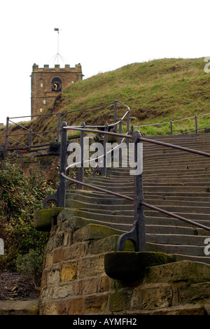 Fasi usurati fino a Whitby Abbey con St Mary s chiesa in background Whitby North Yorkshire Foto Stock