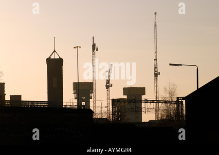 Gru a torre stagliano contro il cielo mattutino di Leeds opere Torre visibile a sinistra Bridgewater posto sotto la costruzione Foto Stock