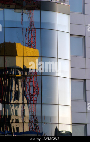Il nuovo sviluppo si riflette in windows di blocco per uffici nel centro di Leeds Neville Street Foto Stock
