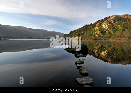 Pietre miliari sul Glanmore riflessioni sul lago vicino la healey pass e lauragh, al di fuori di Kenmare County Kerry Ring of Kerry Foto Stock