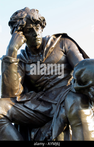 Una statua di frazione tenendo il teschio di Yorick, a Bancroft giardini, Stratford upon Avon, Warwickshire, Inghilterra, Regno Unito Foto Stock