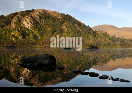 Pietre miliari e Glanmore riflessioni sul lago vicino la healey pass e lauragh, al di fuori di Kenmare contea di Kerry Foto Stock