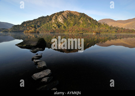 Pietre miliari sul Glanmore riflessioni sul lago vicino la healey pass e lauragh, al di fuori di Kenmare contea di Kerry Irlanda Foto Stock