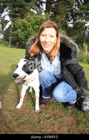 Tara cane proprietario femmina bianco nero Dalmata macchie comune Harpenden Hertfordshire Inghilterra felice Foto Stock