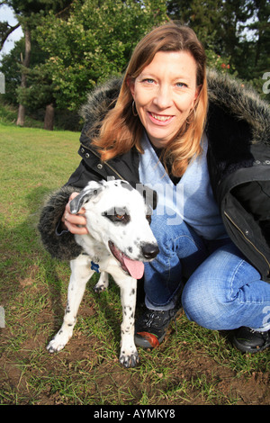 Tara cane proprietario femmina bianco nero Dalmata macchie comune Harpenden Hertfordshire Inghilterra felice Foto Stock