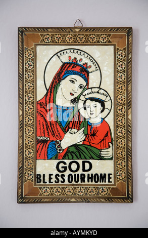 Vergine Maria e il Bambino Gesù Cristo. Muro di casa decorazione. ''Dio benedica la nostra casa'' incisione alla parte inferiore della decorazione Foto Stock