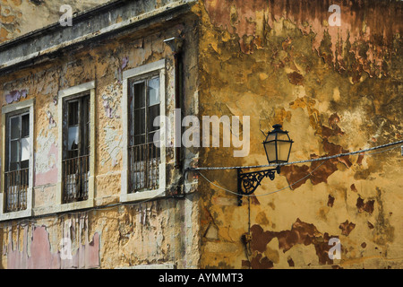 Il vecchio edificio di Lisbona e via la luce Foto Stock