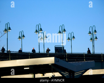 I piloti della metropolitana di attendere per la conduttura di lavaggio su elevati 61 Street Woodside station nel quartiere di Queens a New York Foto Stock