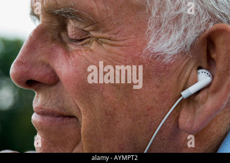 Senior uomo che ascolta i Pod/MP3 player close up Foto Stock