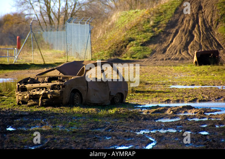 Un abbandonato bruciato auto Foto Stock