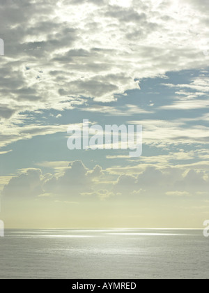 Rottura sole attraverso le nuvole sul mare Foto Stock
