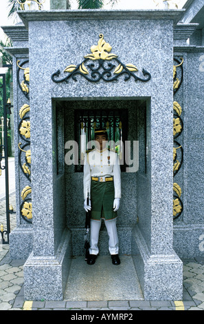 Kuala Lumpur la tradizionale guardia del Palazzo Nazionale Foto Stock