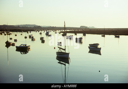 Tranquillo estuario di sera con barche ormeggiate Burnham Overy Staithe NORFOLK REGNO UNITO Foto Stock