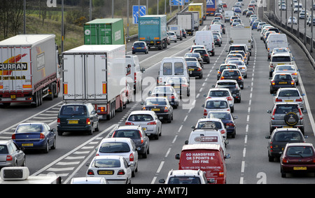 Il traffico pesante sul nord autostrada M6,vicino allo svincolo 11,CANNOCK, STAFFORDSHIRE,vicino a Birmingham. Nel Regno Unito la congestione nuovamente l'inquinamento Foto Stock