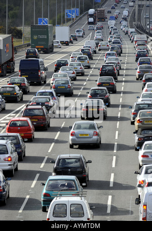 Il traffico pesante sulla autostrada M6 in direzione NORD IN STAFFORDSHIRE RE INQUINAMENTO CAMBIAMENTO CLIMATICO MOTORING strade i costi crescenti del carburante REGNO UNITO Foto Stock