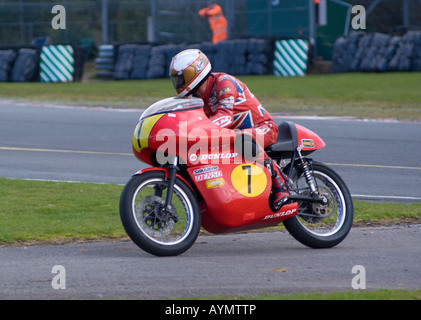 Classic Moto Racing in un Wirral 100 Motor Club incontro ad Oulton Park il circuito di gara Cheshire England Regno Unito Foto Stock