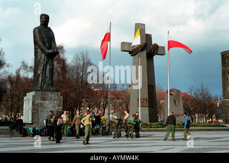 Un gruppo di scout in piazza Adam Mickiewicz di Poznan, Polonia Foto Stock