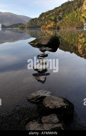 Pietre miliari e Glanmore riflessioni sul lago vicino la healey pass e lauragh, al di fuori di Kenmare contea di Kerry Irlanda Foto Stock