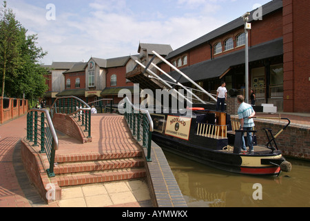 Oxfordshire Banbury Castle Quay Oxford Canal narrowboat passando sotto il ponte a sbalzo Foto Stock