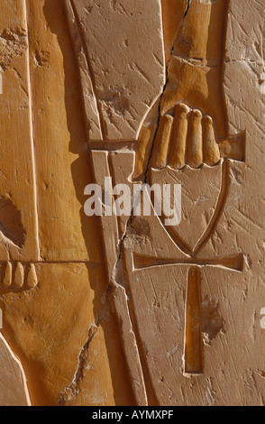 Ankh, un antico simbolo egizio della vita, in ahand di un dio sul muro del tempio della Regina Hatshepsut nei pressi di Luxor, Egitto Foto Stock