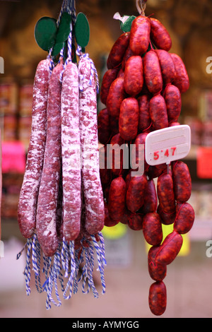 Salsicce fresche appeso per la visualizzazione Foto Stock