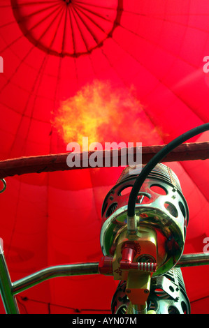 Fiamma a gas masterizzare gonfiare di soffiaggio di aria calda palloncino rosso Foto Stock