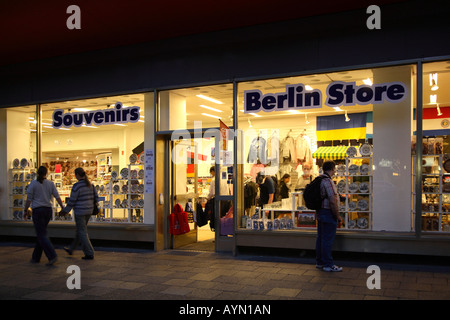 Europa Germania Deutschland Berlin Mitte Unter Den Linden Berlin Store Geschaeft Geschäft Andenken Erinnerung Souvenir Foto Stock