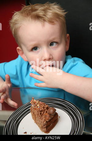 Bambino di mangiare la torta Foto Stock