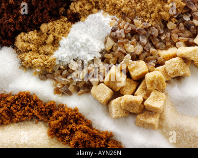 Zucchero greggio - dalla parte superiore - una miscela di granuli di greggio e cubetti di zucchero Foto Stock