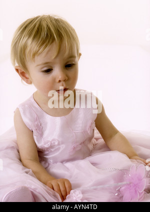 Baby girl in rosa party dress Foto Stock