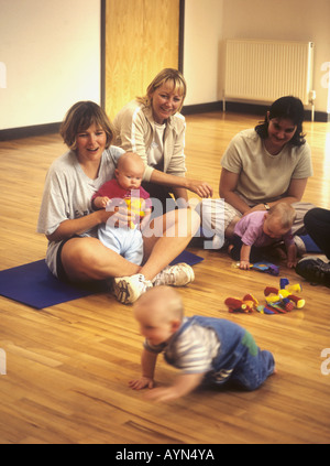 Le donne con i loro bambini in chat a un bambino e la madre gruppo Foto Stock